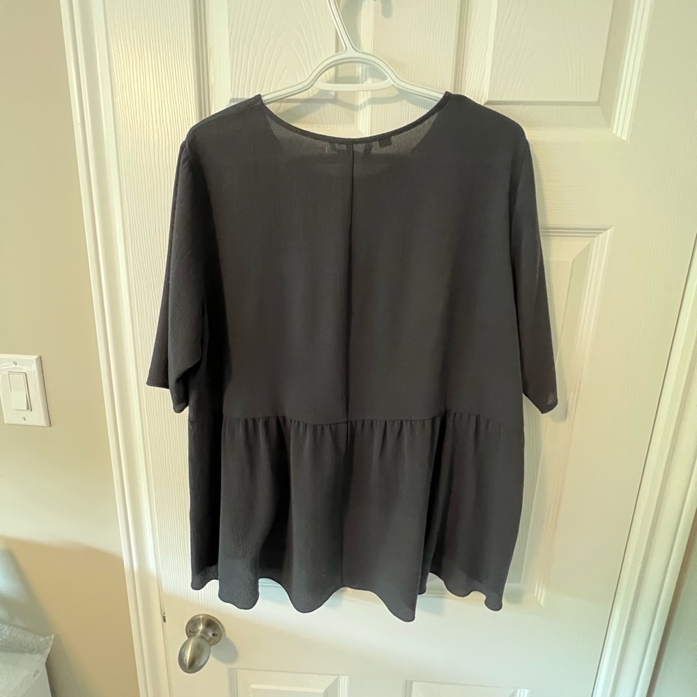 Ladies top - Picture 2 of 3